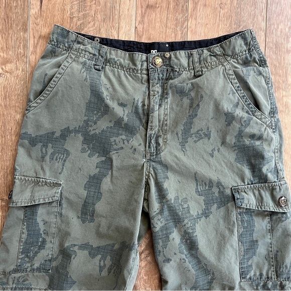 DC Shoe Company Loose Baggy Fit Camo Cargo Bermuda Shorts - Picture 3 of 10